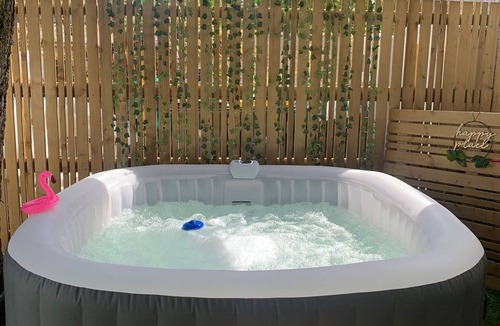 Le Pin Apartment | Boho Room with Garden and Private Jacuzzi