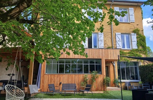 Le Pin Apartment | Boho Room with Garden and Private Jacuzzi