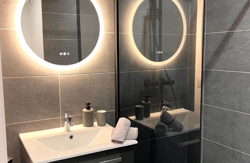 Chenove Apartment | Bricks Pérignon - Tram, lit Queen size & air fryer