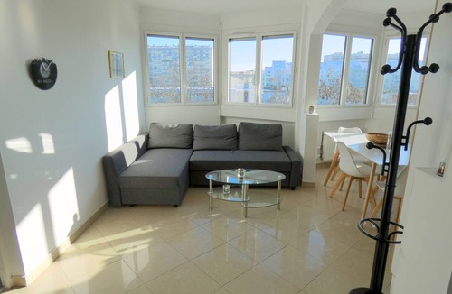 Chateaudun-Bannier Apartment | Bright 37m² apartment across from the SNCF train station—Wi-Fi, Netflix, free coffee and tea