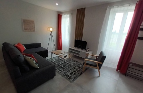 Fontaines-d'Ozillac Apartment | Bright apartment in the countryside - private parking