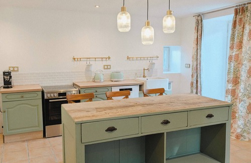 Mazet-Saint-Voy Apartment | Bright English-style cottage apartment