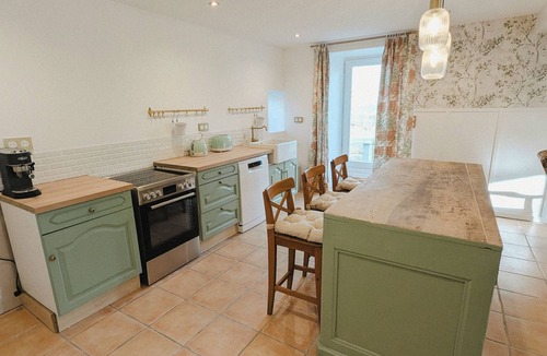 Mazet-Saint-Voy Apartment | Bright English-style cottage apartment