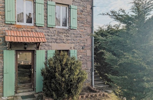 Mazet-Saint-Voy Apartment | Bright English-style cottage apartment