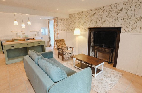 Mazet-Saint-Voy Apartment | Bright English-style cottage apartment