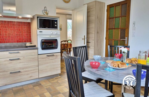 L'Huisserie Cottage | Bright Gîte near Laval, 3 bedrooms, large grounds, ideal for families