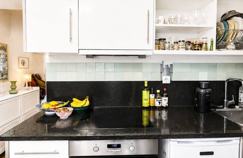 Belleville Apartment | Bright & Quiet Apartment in Trendy Jourdain