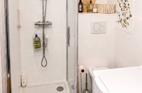 Belleville Apartment | Bright & Quiet Apartment in Trendy Jourdain