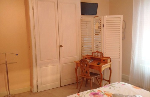 Aydoilles Bed & Breakfast | Bright room with common areas and tennis court in Aydoilles