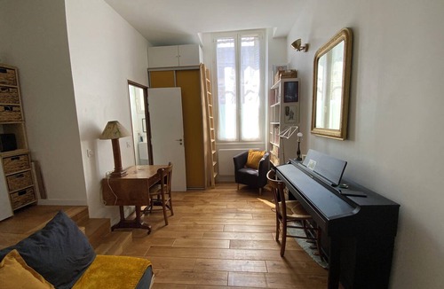 Bercy Apartment | Bright studio apartment, 17 m² Paris 12 Gare de Lyon Roland Piano