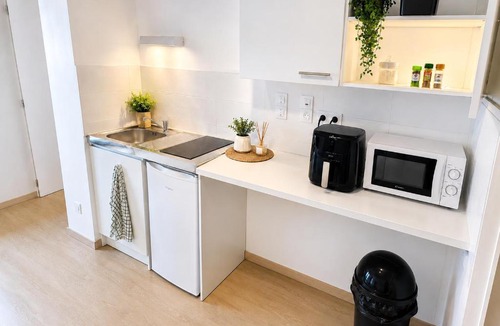 Gaillard Apartment | Bright Studio with Balcony, Tram 17, Gaillard, Geneva