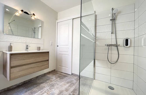 Saugues Bed & Breakfast | Bright Yellow Room with Private Bathroom in Saugues