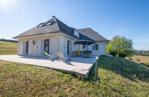 Saint-Symphorien-des-Bois Villa | CABANA & La Villa sur la Colline - Au Calme