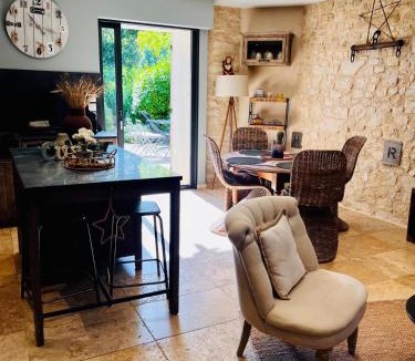 La Roque-sur-Pernes Apartment | Cabanon des Secrets - Les Cabanes de Provence