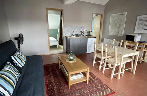 Nevers Apartment | Cafe Velo Nevers - Cosy courtyard room