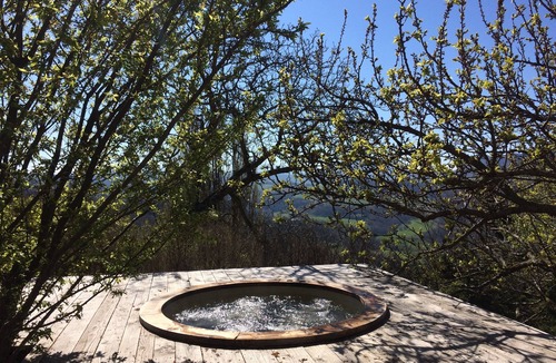 Truinas House | CALM AND BRIGHT HOUSE, OPEN TO NATURE WITH JACUZZI