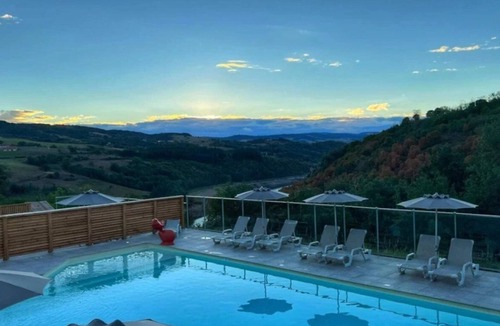 Cordelle House | Camping 4 étoiles - Piscine - ccbgebd