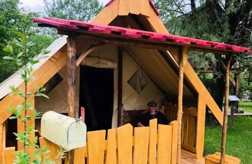 Ornans House | Camping Ecologique la Roche d'Ully* - Lodge de l'Orpailleur - 15m² - 2 bedrooms - without bathrooms, a Wild West atmosphere! 4 people