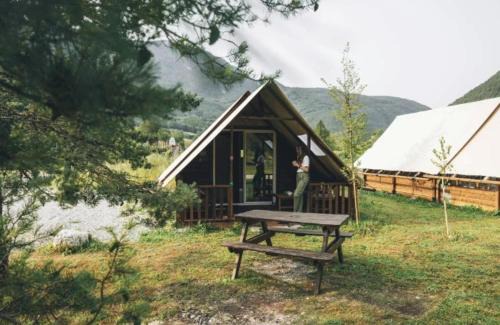 Chezery Forens Ski Chalet | Camping nature 3 étoiles avec piscine - bord de rivière