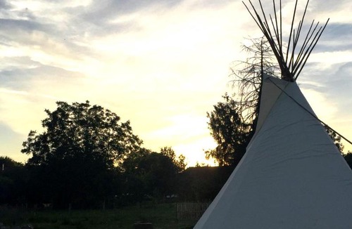 Oussieres Other | Camping sauvage à la ferme dans un tipi de 8 à 15 personnes