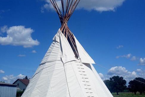 Oussieres Other | Camping sauvage à la ferme dans un tipi de 8 à 15 personnes