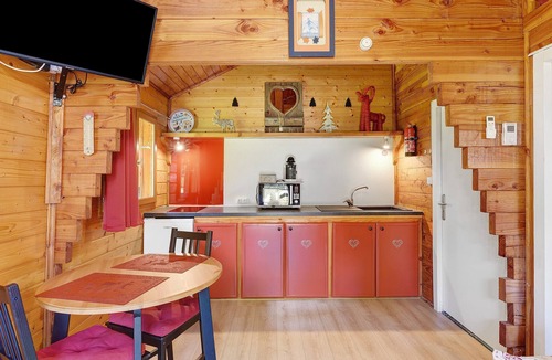 Vaulnaveys-le-Bas RV Rental | Caravan “Chalet Bouton d'Or” with Shared Pool