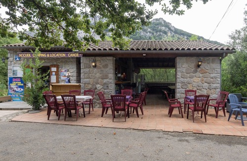 Vallon-Pont-d'Arc RV Rental | Caravan 'Midi - Mobil Home 6-8 Pers' with Shared Terrace and Shared Garden