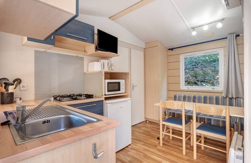 Vaulnaveys-le-Bas RV Rental | Caravan “Mobil Home Venus No. 22” with Shared Pool