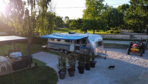 Mantenay-Montlin Bed & Breakfast | caravane airstream mantenay