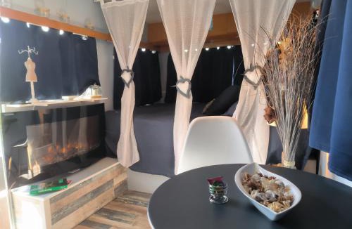 Lapalisse Other | Caravane romantique " La Seventies" avec jacuzzi privatif