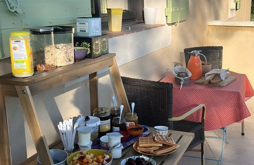 Saint-Didier Bed & Breakfast | Cascade Guest Room with Shared Pool, Wi-Fi, and Air Conditioning