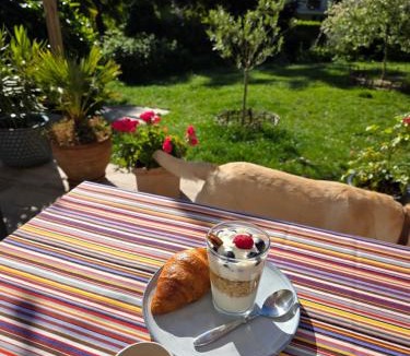 Gif-sur-Yvette Bed & Breakfast | Cati's greenhouse - chambre d'hôtes cosy et calme à 700m du RER B