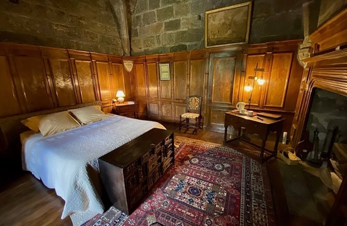 Saint-Martin-sous-Vigouroux Bed & Breakfast | Chambre Evêque Guest Room