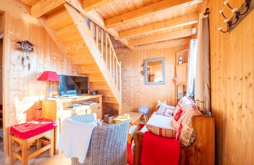 Saint-Laurent-en-Grandvaux House | Chalet L’Embellie - Chalet avec piscine partagée