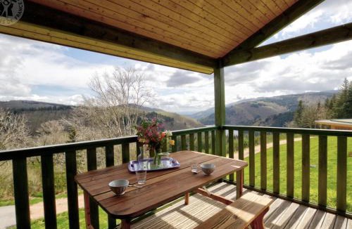 Les Noes House | Chalet accueillant avec terrasse et 2 chambres dans les Monts de la Madeleine - FR-1-496-239