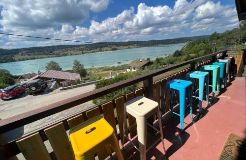 Montperreux Ski Chalet | Chalet Charmant rénové au bord du Lac St Point