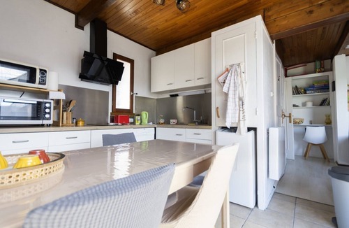 Vernet-la-Varenne House | Chalet Cottage 50 m from Lake with View, Private Terrace, and Wi-Fi