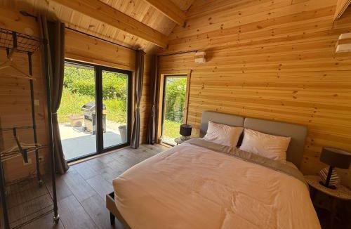 Montret Ski Chalet | Chalet en bois indépendant, terrasse et accès piscine
