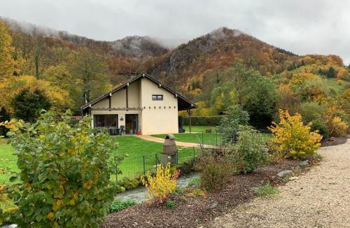 Nans-sous-Sainte-Anne House | Chalet gite l'Arcange 3 chambres au calme Franche Comte bord de riviere peche sur place