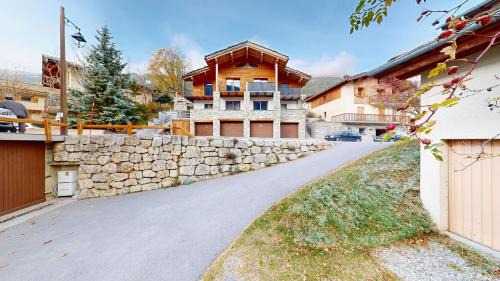 Val Cenis Ski Chalet | Chalet Grand Croix avec Spa Privé, Plancha & Jeux Extérieurs