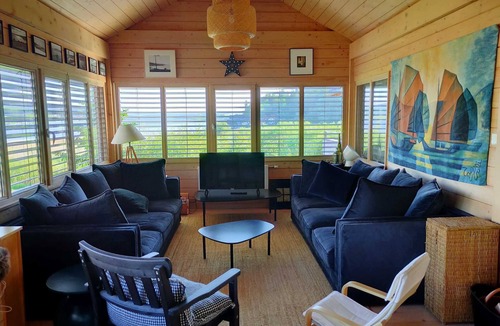 Oye-et-Pallet House | Chalet with terrasse by the lake