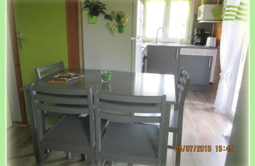 Pierrefitte-sur-Loire House | Chalets au bord de l'eau avec terrasse, animaux admis - FR-1-489-361