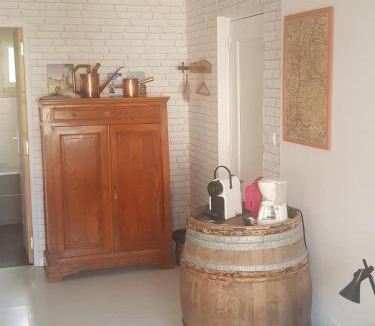 Fleurie House | Chambre au tonneau