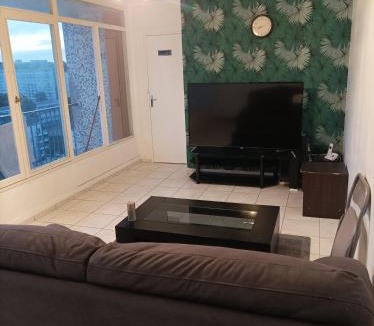 Vitry-sur-Seine House | Chambre avec lit