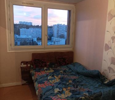 Vitry-sur-Seine House | Chambre avec lit