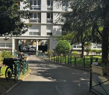 Villejuif Bed & Breakfast | Chambre avec lit king-size dans un appartement partagé à 5 min du métro 7 à Paris Orly