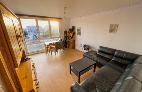 Villejuif Bed & Breakfast | Chambre avec lit king-size dans un appartement partagé à 5 min du métro 7 à Paris Orly