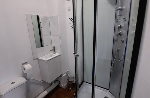 Vesoul Bed & Breakfast | Chambre Avec Salle de Bain 2. Idéale Pour un Séjour Économique Tout Confort