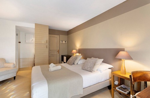 Proissans Bed & Breakfast | Chambre Beige Guest Room with Shared Pool, Near Sarlat