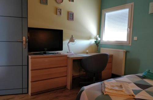 Saint-Denis-les-Bourg Bed & Breakfast | Chambre Chaleureuse chez l'habitant
